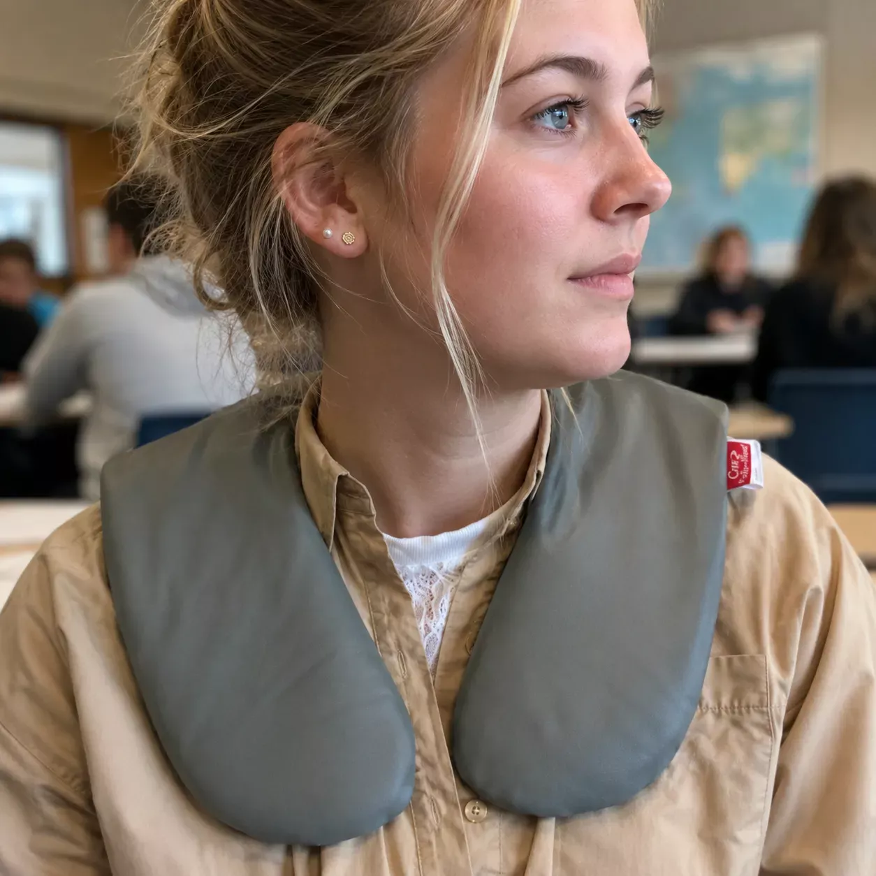 L’adolescent utilise le collier d’épaule irritant Oliz Liz pour une meilleure concentration et une pression profonde en cas de surstimulation à l’école.
