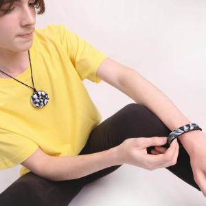 Le bracelet Chewigem Flip est un bracelet à mâcher fin de Chewigem en 2 couleurs.