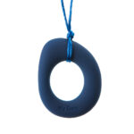 Collier à mâcher Chewigem Eternity – pendentif ovale en soie, idéal pour mâcher et s’agiter pour les personnes atteintes de TDAH ou d’autisme