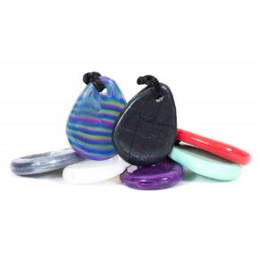 Chewigem Raindrop est un magnifique collier de dentition pour enfants et adultes. Cette chaîne à mâcher convient aux besoins de mastication moyens.