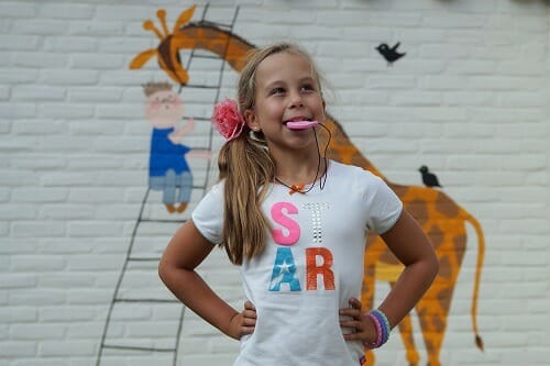 Mâcher pour se calmer. Mâcher des bijoux aide les enfants à traiter les stimuli qui peuvent réduire la tension et le stress. Lisez l’expérience d’Irene.