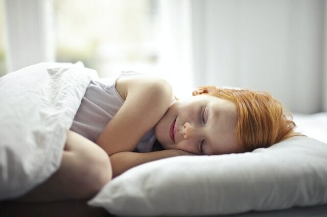 Votre enfant a-t-il du mal à s’endormir ? Alors lisez ces conseils sensoriels pour une meilleure nuit de sommeil.