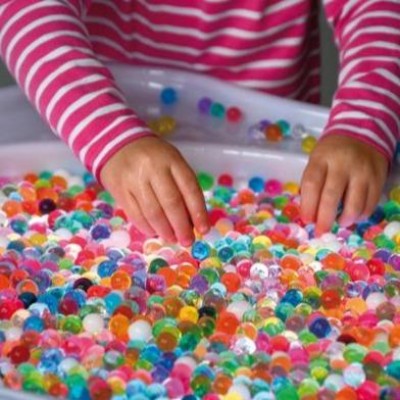 Des perles d’eau sensorielles, idéales pour les activités créatives et le développement sensoriel chez les enfants.