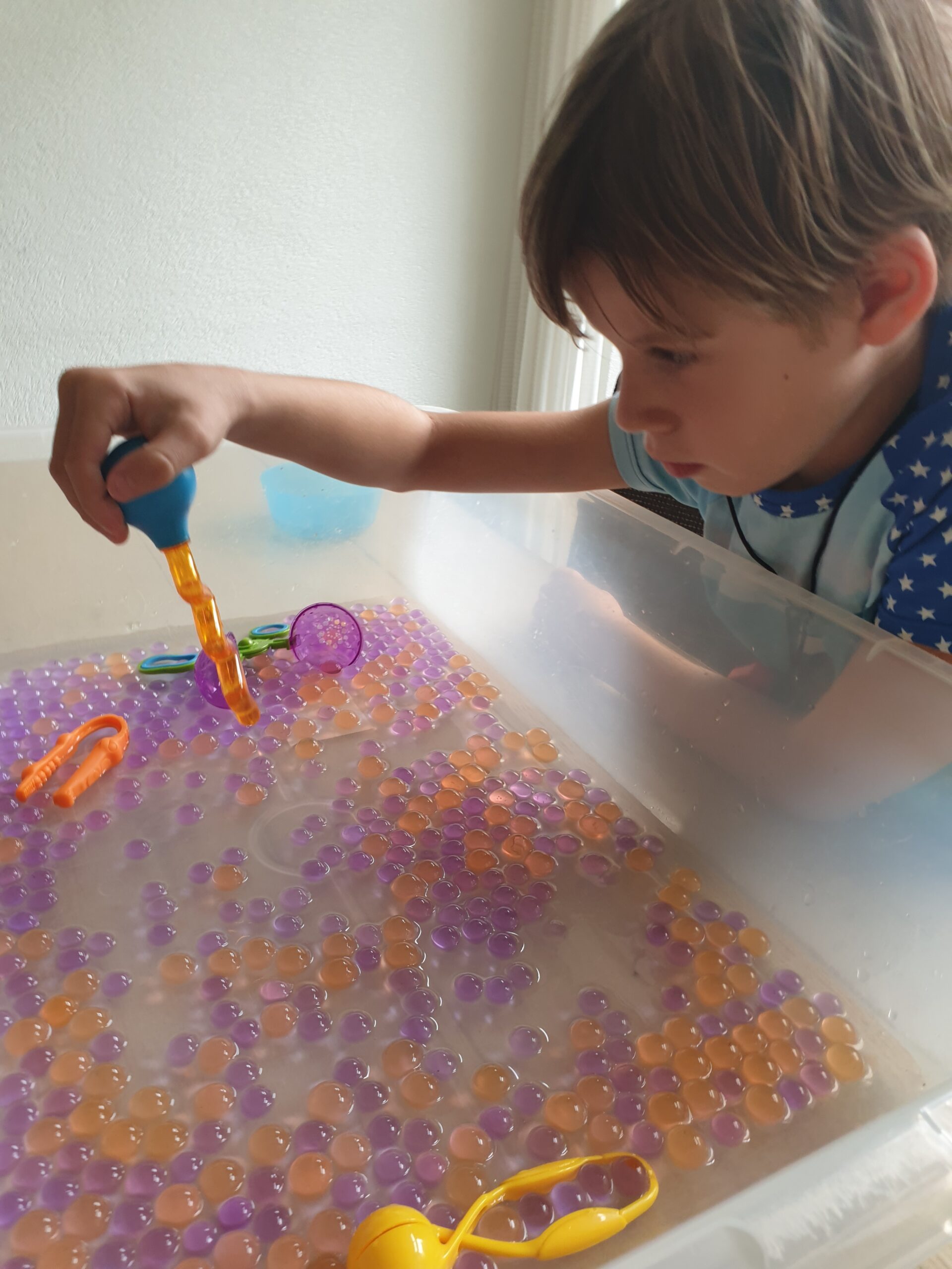 Des perles d’eau sensorielles, idéales pour les activités créatives et le développement sensoriel chez les enfants.