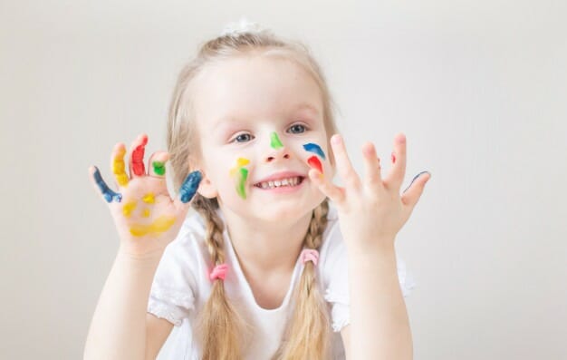 Chaque enfant traite les stimuli différemment. Lisez-en plus sur le degré de sensibilité aux stimuli ici, votre enfant a-t-il un seuil élevé ou bas ? Votre enfant est-il plus susceptible d’être sous-sensible ou hypersensible aux stimuli ?