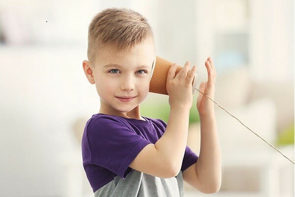 Votre enfant est-il sensible au son ? Qu’est-ce que le traitement des stimuli auditifs ? Comment reconnaître l’hypersensibilité au son chez votre enfant et que pouvez-vous faire ? Lisez nos conseils