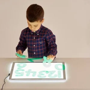 Met dit lichttafel blad in A3 formaat van TickiT kunnen kinderen hun tijd besteden aan ontdekken van materialen met behulp van licht.