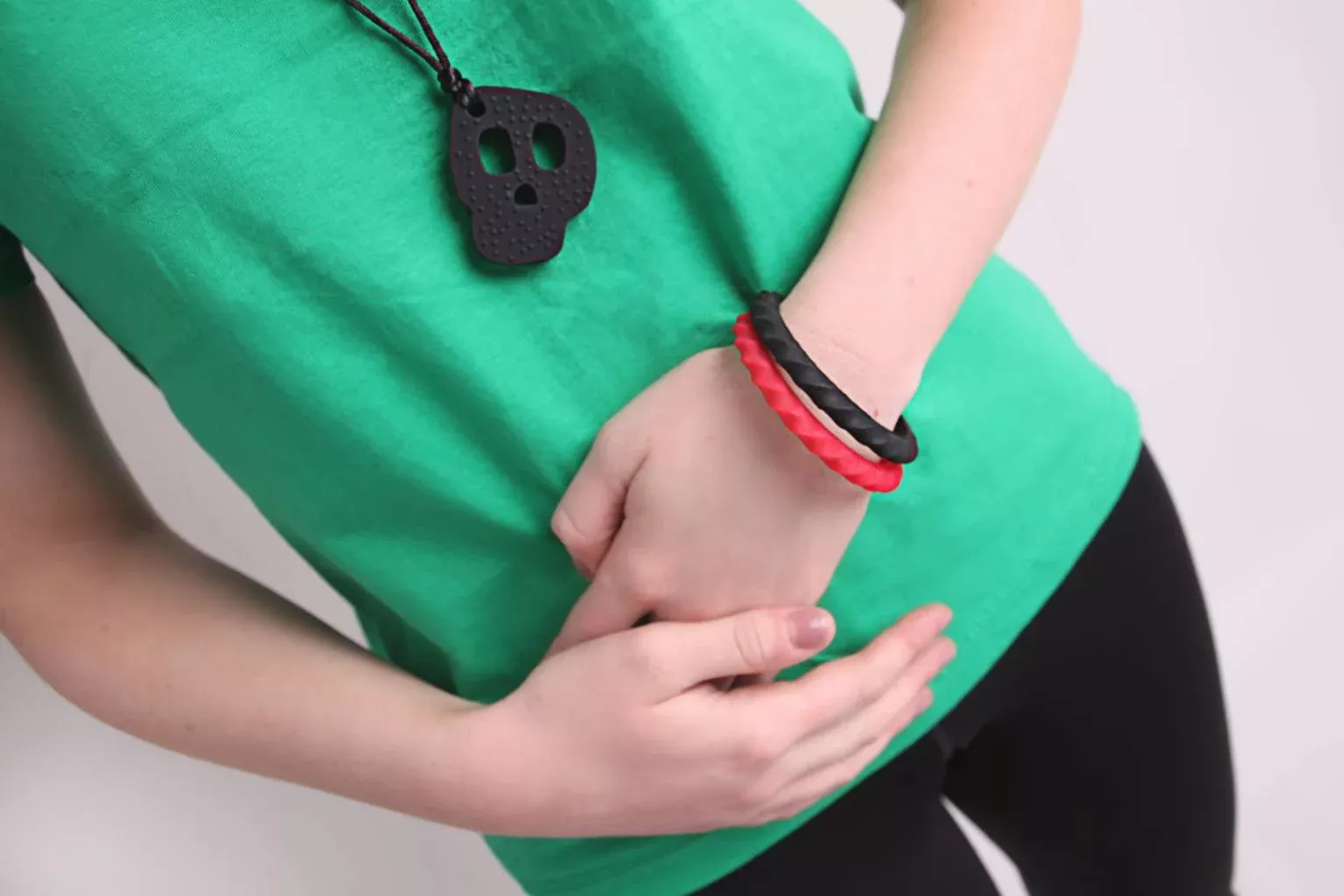 Le bracelet de dentition Chewigem Twister convient aux enfants ayant un léger besoin de mâcher, et il est aussi agréable de jouer avec.