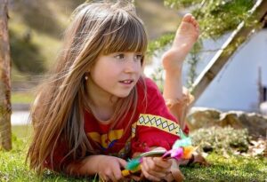 Les jouets sensoriels peuvent être utilisés pour stimuler les enfants ayant des problèmes de traitement des stimuli dans leur développement.