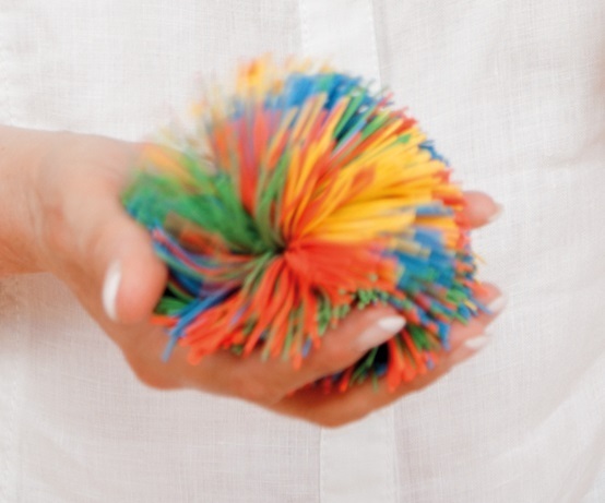 Une boule à pompons est idéale pour s’agiter et apaiser le cerveau