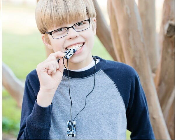 Acheter un collier à mâcher pour un garçon ? Découvrez ici nos 5 chaînes de choixos cool pour garçons des marques Chewigem et Ark Therapeutic