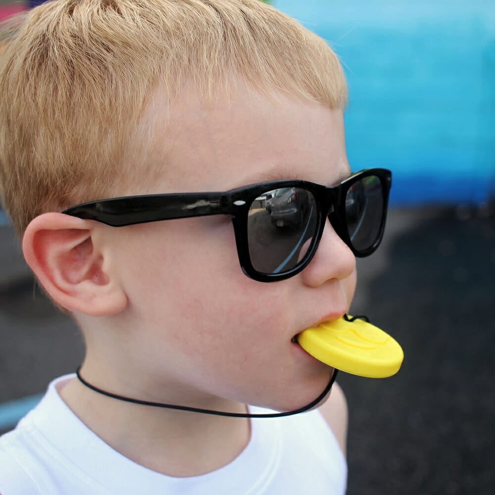 La chaîne à mâcher Smiley aide les enfants à réduire la tension et à améliorer leur concentration grâce à la mastication