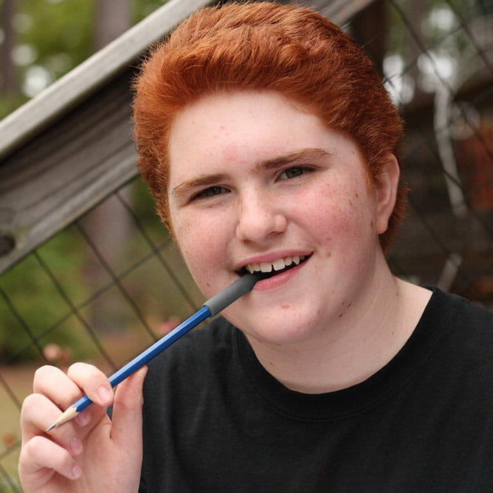 Ce stylo à bouchon est un moyen discret de répondre aux besoins de mastication en classe