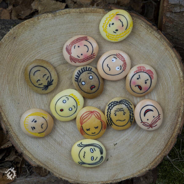 Le jeu de pierres d’émotion rend les sentiments perspicaces et négociables pour les enfants. Les enfants apprennent à reconnaître les émotions de base. Un bel ensemble pour les entraîneurs d’enfants.