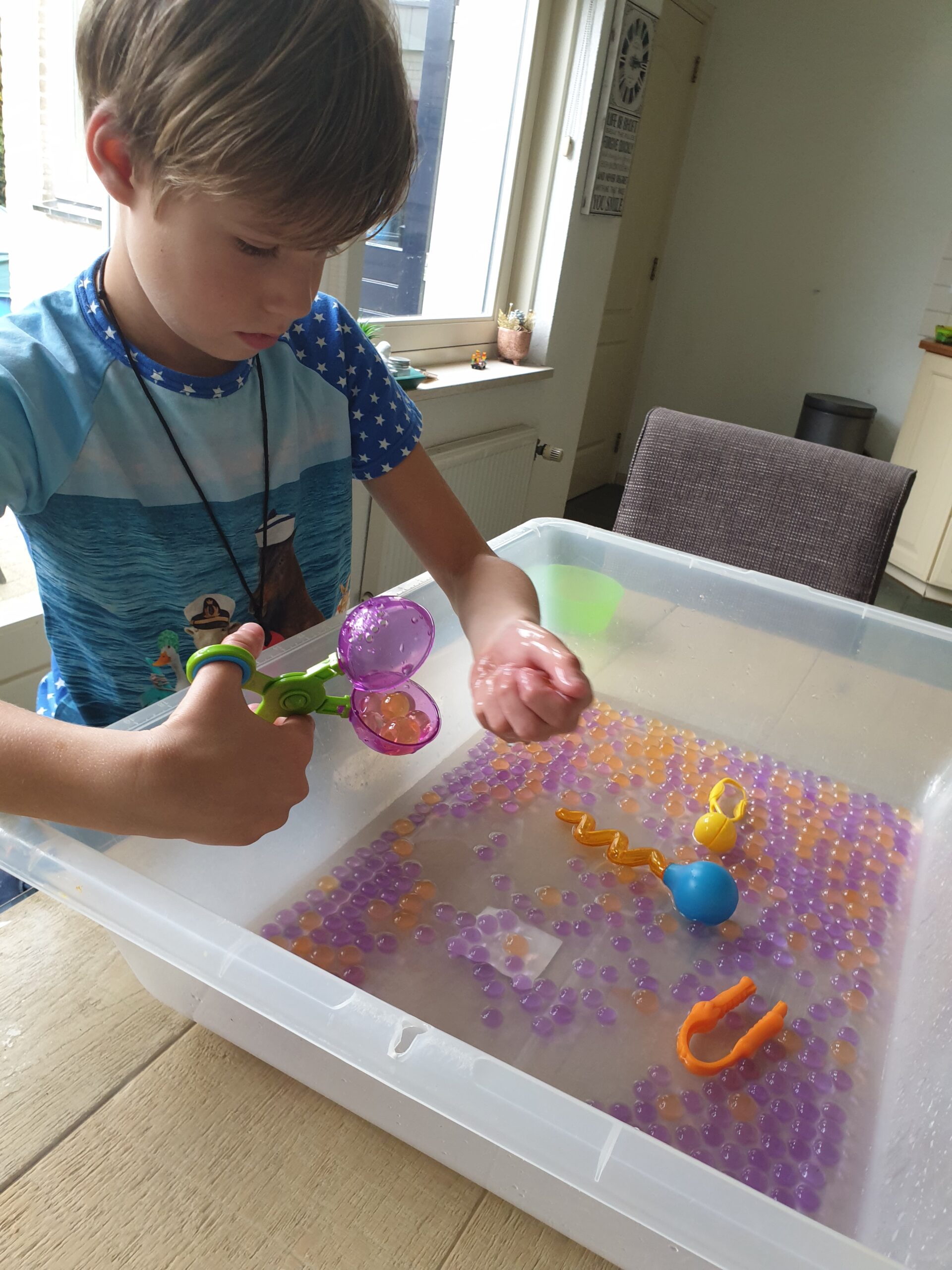 Met de handy scoopers scharen oefen je spelenderwijs de fijne motoriek voor het leren knippen.