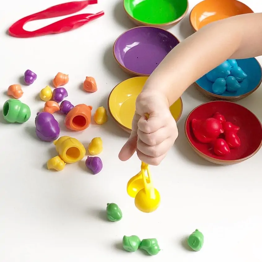 Met de Squeezy Tweezers (grijpers) oefen je spelenderwijs de hand- en spierkracht van je kind en stimuleer je de ontwikkeling van de fijne motoriek.
