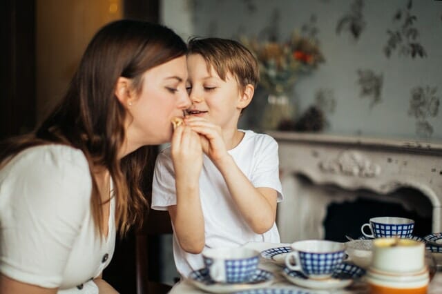 ADHS-Merkmale bei Kindern, insbesondere die Unruhe bei der Bewegung, sind bei Kindern mit ADHS bemerkbar. Das Wackeln und Zappeln. Das hilft ihnen, sich auf sich selbst zu konzentrieren.    