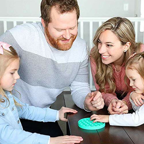 Push pop bubble et simple fossette sont l’engouement du moment. Ces jouets sont extrêmement populaires auprès des jeunes en ligne et dans la cour d’école.