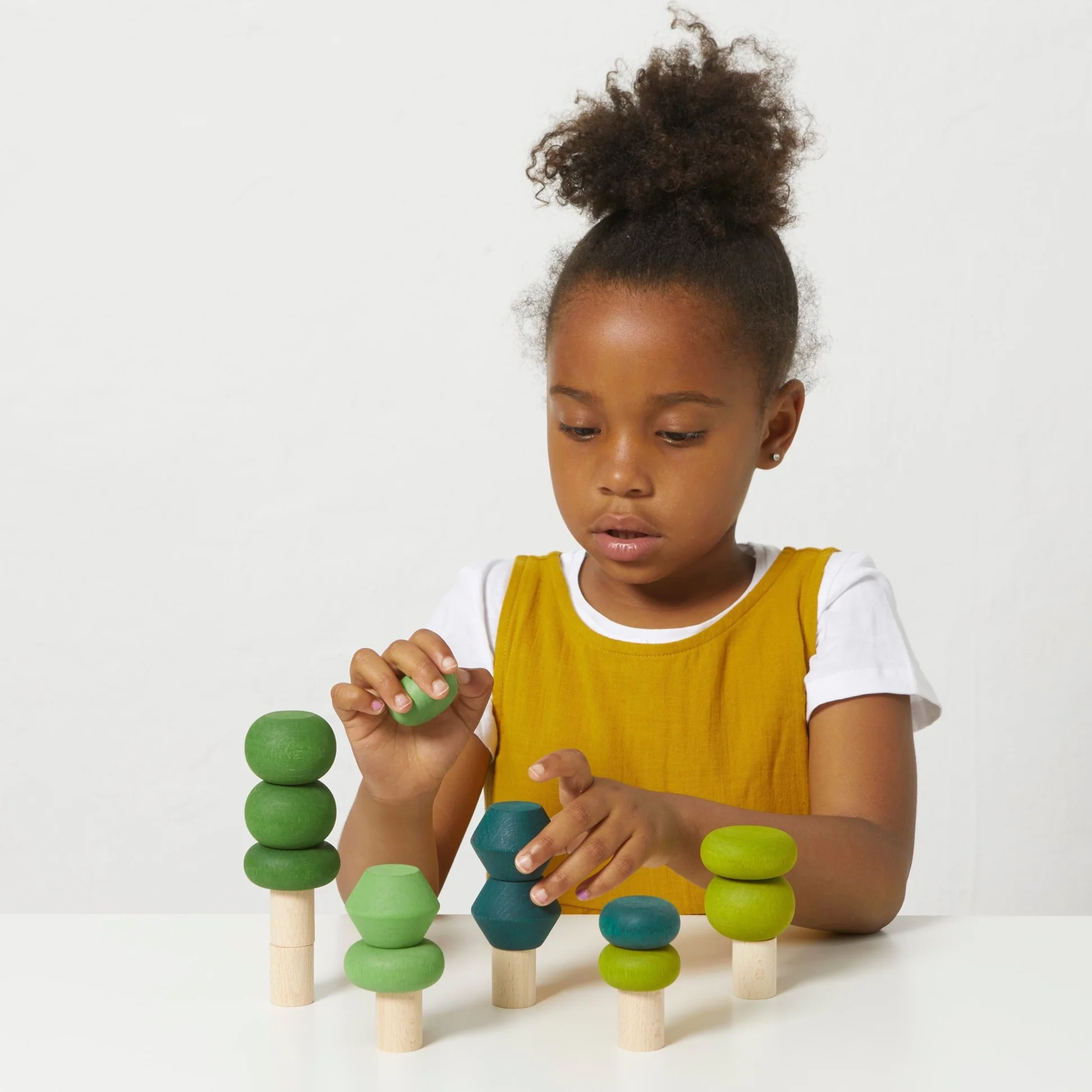 L’été de l’empilement d’arbres à Lubulona permet à votre enfant de construire sa propre forêt ou de créer des sculptures amusantes. Les possibilités avec ces parties séparées sont infinies.