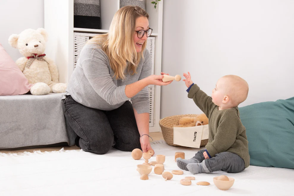 Le set de jeu heuristique de base peut éveiller la curiosité des petits enfants sur les objets qui composent le monde qui les entoure, et il offre des occasions précieuses d’élargir l’expérience d’apprentissage des enfants.