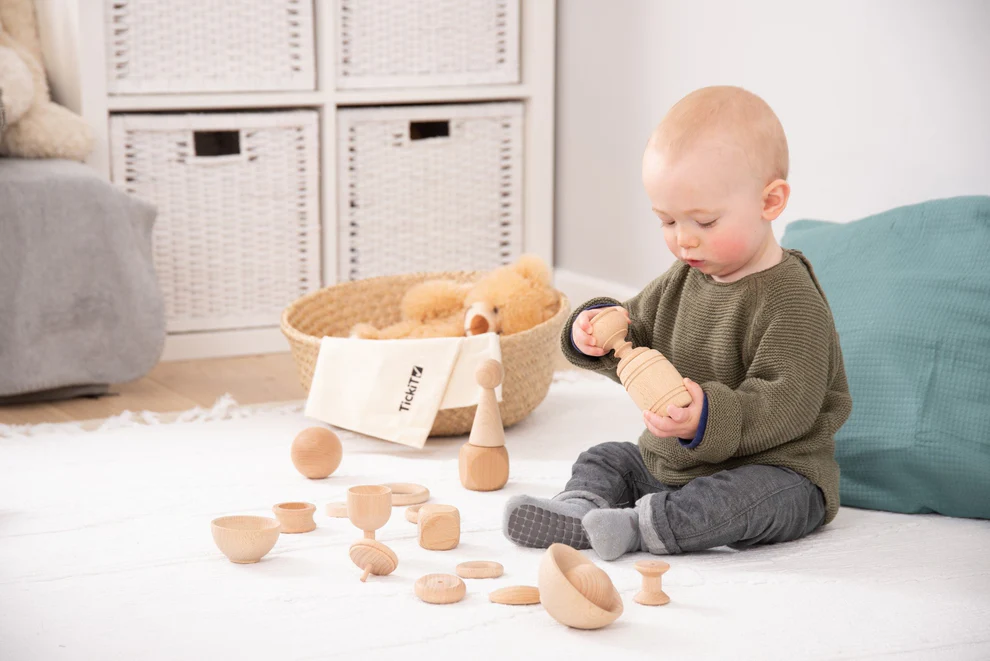 Le set de jeu heuristique de base peut éveiller la curiosité des petits enfants sur les objets qui composent le monde qui les entoure, et il offre des occasions précieuses d’élargir l’expérience d’apprentissage des enfants.