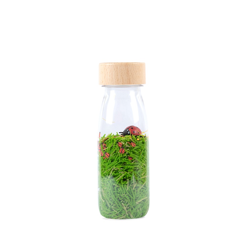 Petit boum Sound Bottle Ladybirds est une bouteille sensorielle remplie d’herbe et de coccinelles. Secouez, écoutez et regardez.