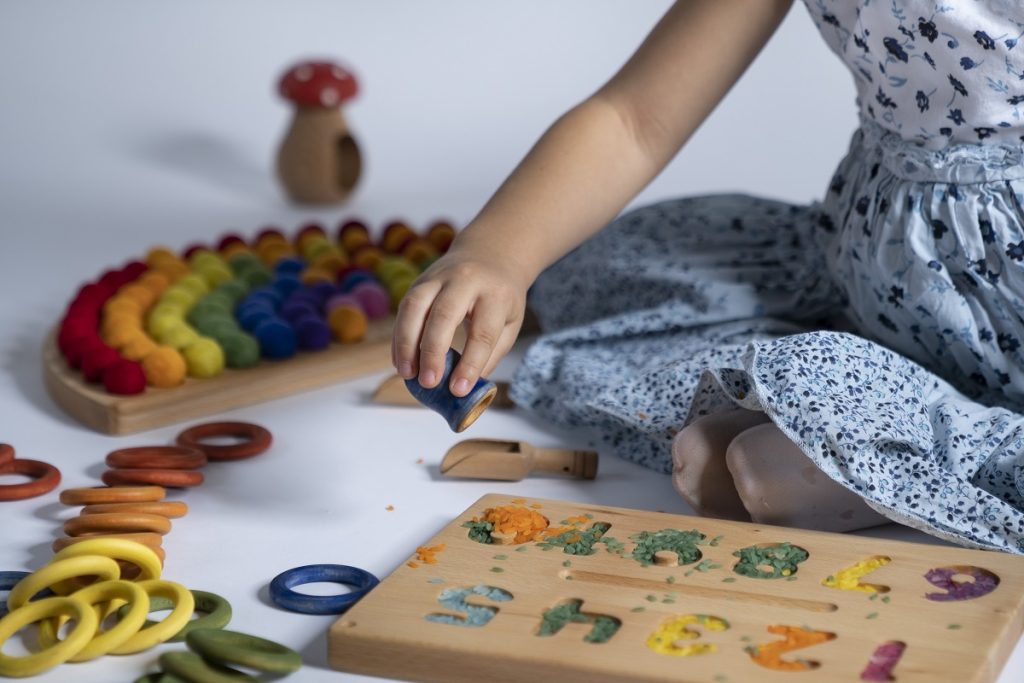 Les jouets Montessori, qu’est-ce que c’est ? Quelle est la vision et quels matériaux correspondent aux idées de Montessori.