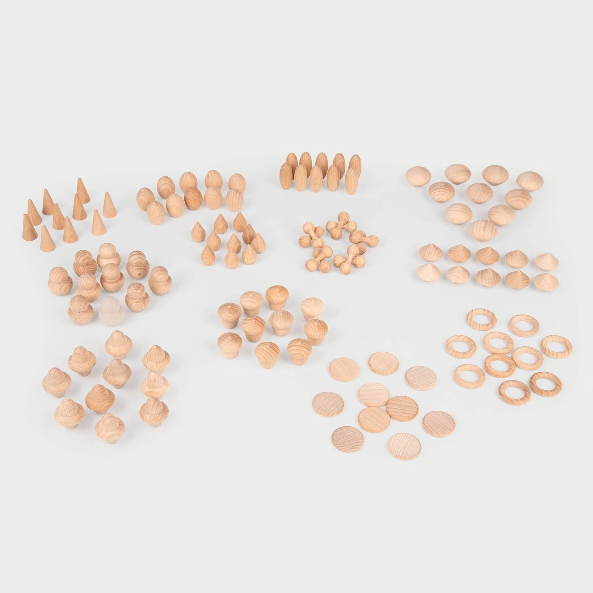 L’ensemble naturel de trésors en bois de TickiT contient 120 parties distinctes pour le jeu heuristique ou ouvert. Mettez les enfants au défi d’explorer et d’apprendre.
