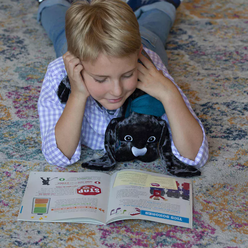 Le jouet en peluche lesté Manimo exerce une pression profonde et aide les enfants souffrant de peurs ou d’autisme à se calmer et à se détendre.
