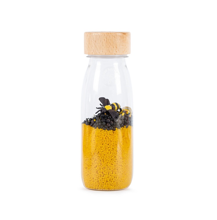 La bouteille sensorielle Petit Boum des abeilles attire les enfants pour découvrir