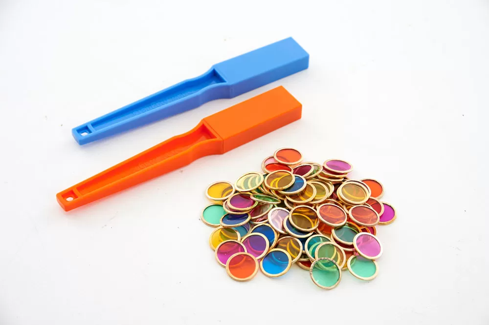 L’ensemble magnétique se compose de 2 barres magnétiques et de 100 puces en plastique colorées. Un bel ensemble pour enseigner aux enfants le magnétisme dans l’enseignement primaire.