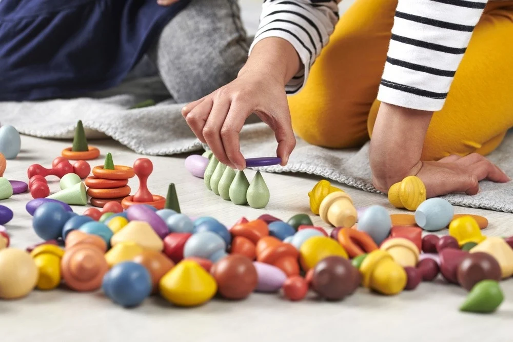 Ticket Wooden Treasures Starter set is educatief materiaal om de kleuren te leren, sorteren en tellen. Maar wist je dat de set ook heel fijn is in te zetten voor loose parts play.