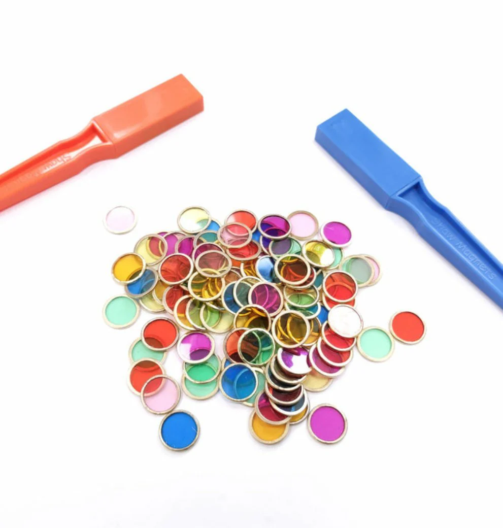 L’ensemble magnétique se compose de 2 barres magnétiques et de 100 puces en plastique colorées. Un bel ensemble pour enseigner aux enfants le magnétisme dans l’enseignement primaire.
