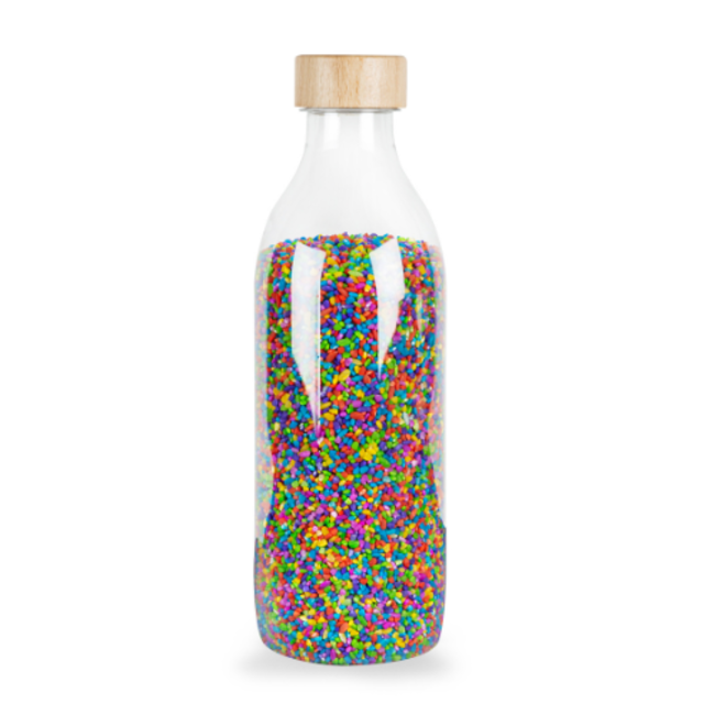 Petit Boum Touch Bottle Rice est une bouteille sensorielle prête à l’emploi remplie de riz sensoriel et d’attributs pour le jeu sensoriel.