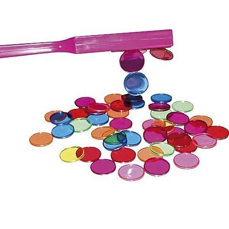 1 barre magnétique avec des puces colorées. Le bord des puces contient une ligne de fer, donc on peut les soulever avec le bâton magnétique.