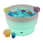 La nappe phréatique Tickit est légère pour un usage intérieur et extérieur avec de l’eau, de la glace et des billes d’eau. Idéal pour le jeu sensoriel avec la lumière ! 