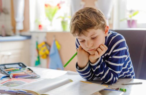 Acheter des outils scolaires pour votre enfant autiste? Quels outils existe-t-il et quels outils sont utiles pour votre enfant autiste en classe? lisez-le dans cet article.