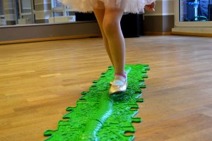 Des tapis de puzzle sensoriels Muffik avec la texture d’un serpent font du mouvement une tenue.