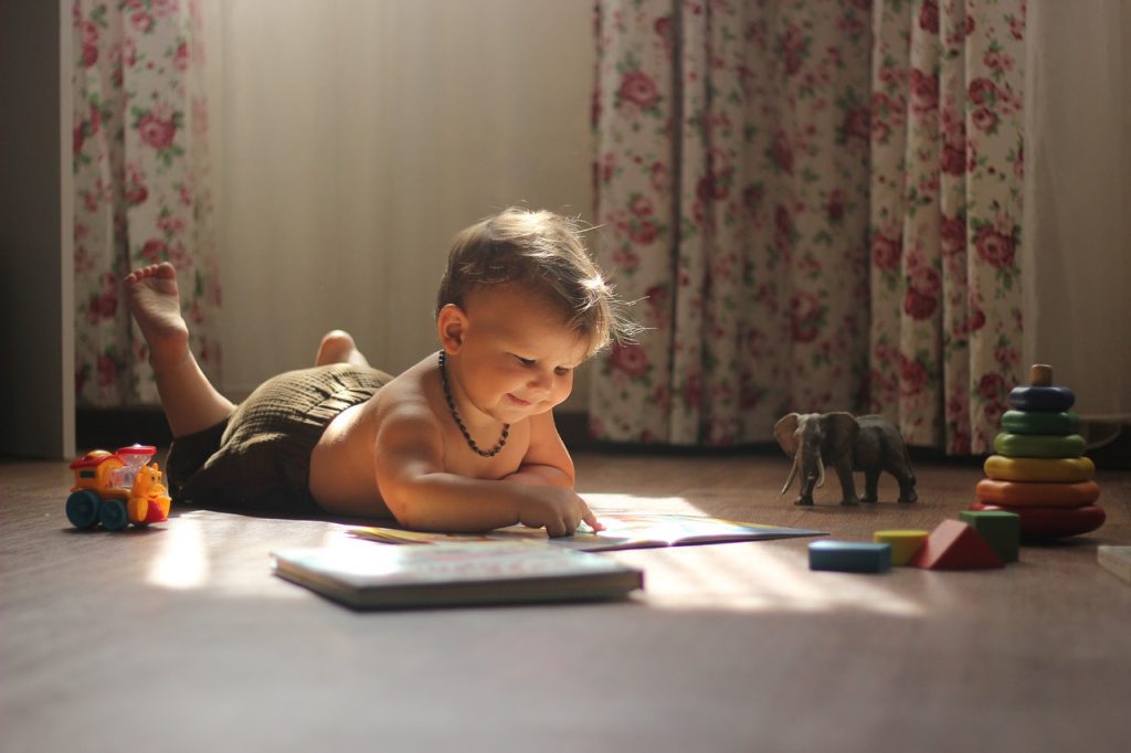 Déplacer l’apprentissage des tout-petits est malheureusement encore moins sous les projecteurs. Alors que c’est important pour le développement de votre enfant. Bouger permet à votre enfant de comprendre plus facilement le monde qui l’entoure