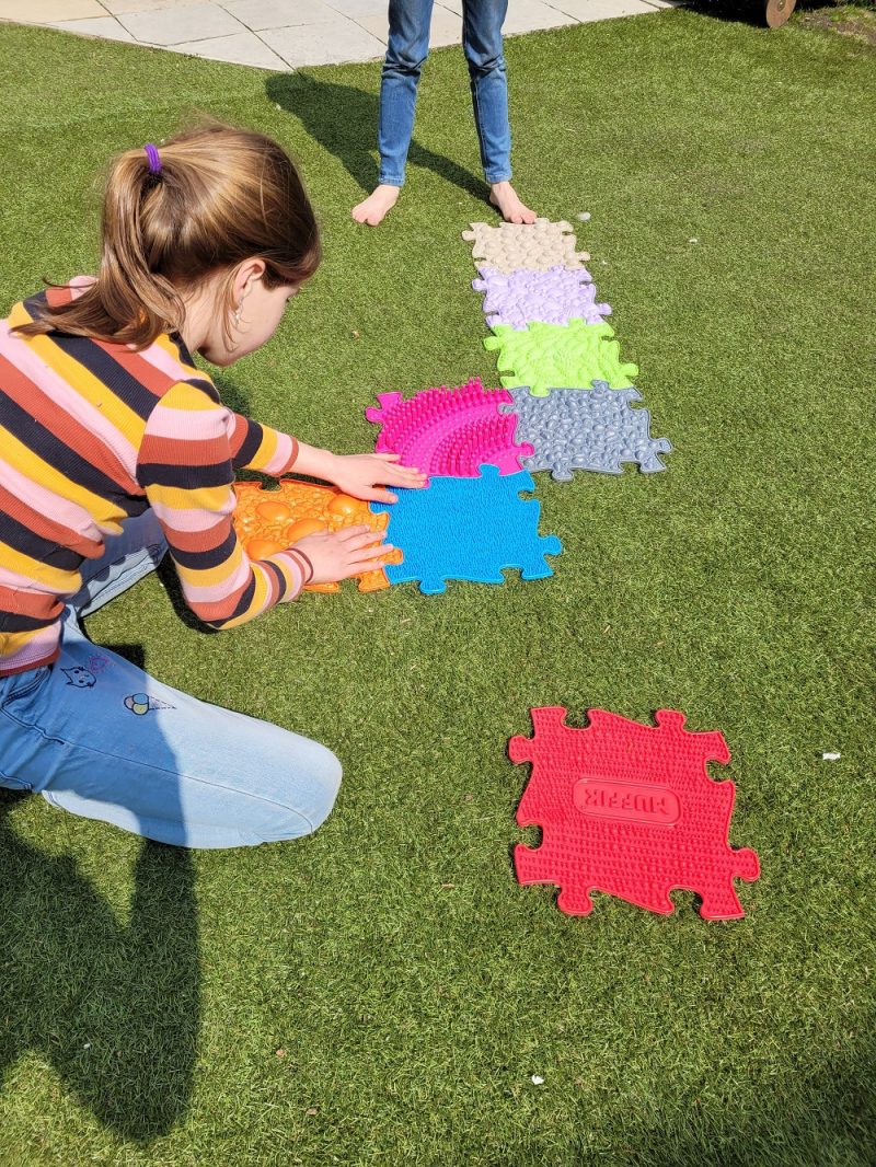 Les tapis de jeu Muffik offrent un excellent moyen de permettre aux enfants de bouger de manière ludique et d’acquérir des expériences sensorielles. Les différentes textures initient les enfants à divers stimuli tactiles.