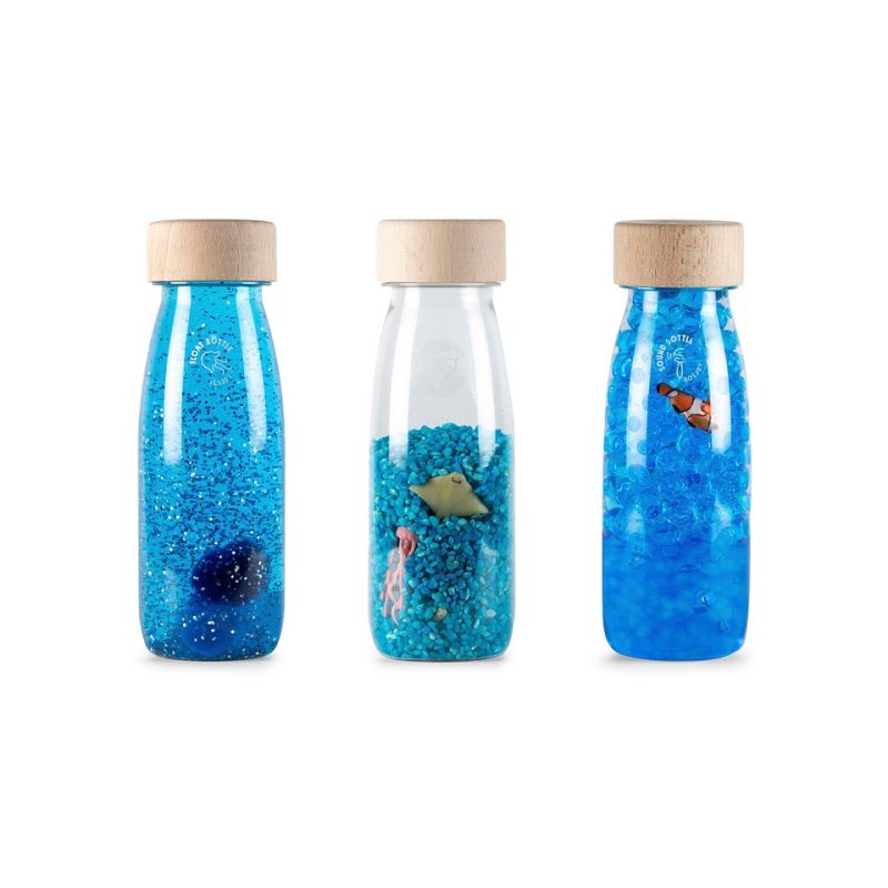 Le petit boum pack Serenity est un ensemble de 3 belles bouteilles sensorielles dans des tons de bleu. L’ensemble comprend une bouteille flottante, une bouteille espion et une bouteille sonore.
