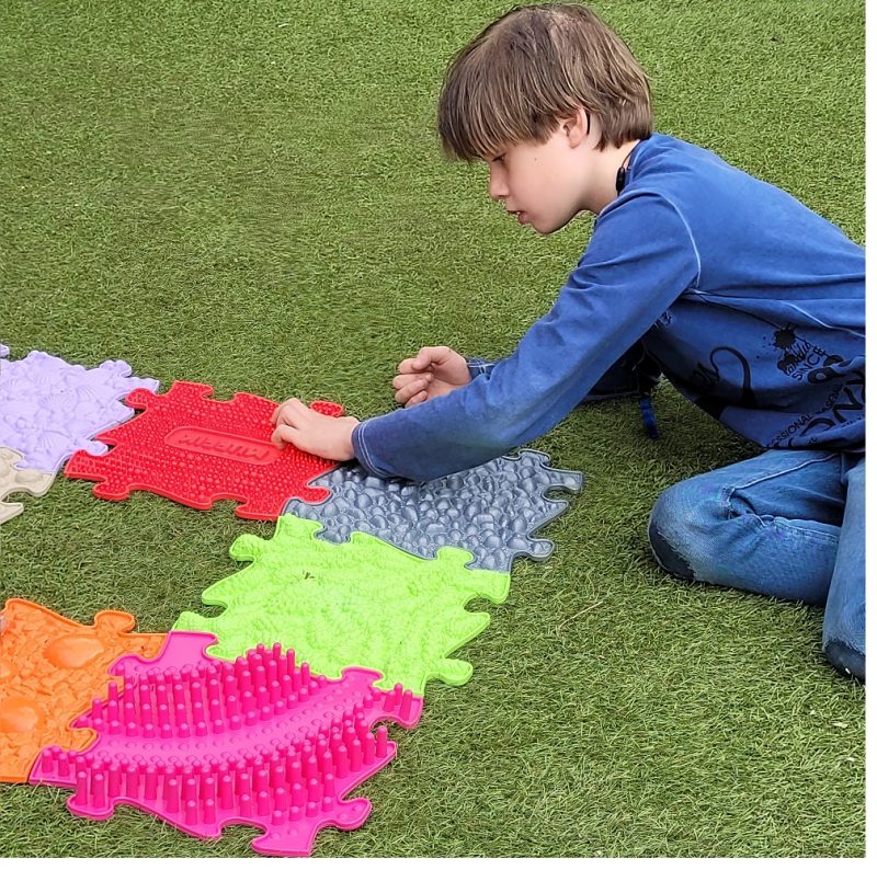Les tapis de puzzle sensoriels de Muffik mettent les enfants au défi de ressentir de manière ludique des stimuli tactiles. Utilisez les tapis de jeu comme matériel de thérapie pour créer un cours sensoriel ou pour mettre les enfants au défi de bouger de manière ludique.