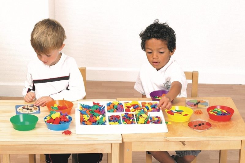 L’ensemble de comptage et de tri edx est un matériel pédagogique utile pour apprendre aux enfants à trier par couleur et par type