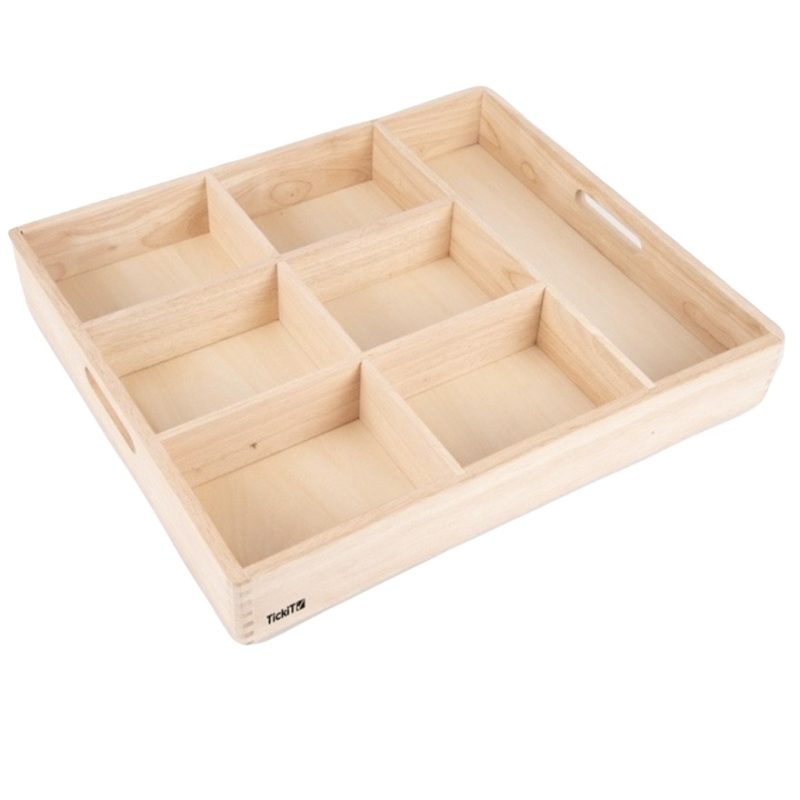 Boîte de tri en bois avec 7 compartiments, pour offrir aux enfants des pièces détachées ou pour trier les matériaux. Agréable en combinaison avec les ensembles de trésors en bois.