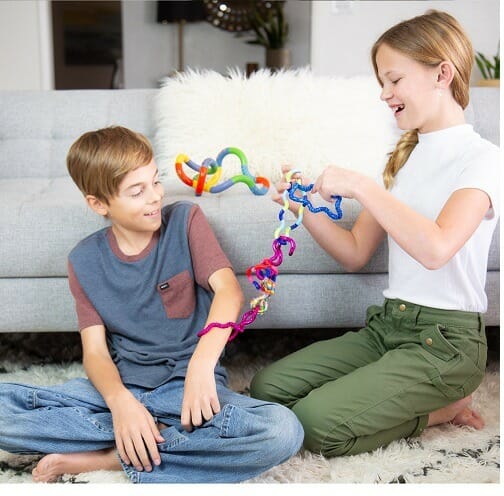 Doelloos friemelen met Classic Tangle helpt kinderen hun aandacht te richten en concentratie te verbeteren tijdens schooltaken.
