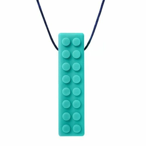 La chaîne à mâcher Brick Stick d’Ark est un bijou à mâcher long, ressemblant à un bloc de construction pour enfants ayant besoin de mâcher. La texture de ce dispositif Lego à mâcher procure des stimuli tactiles