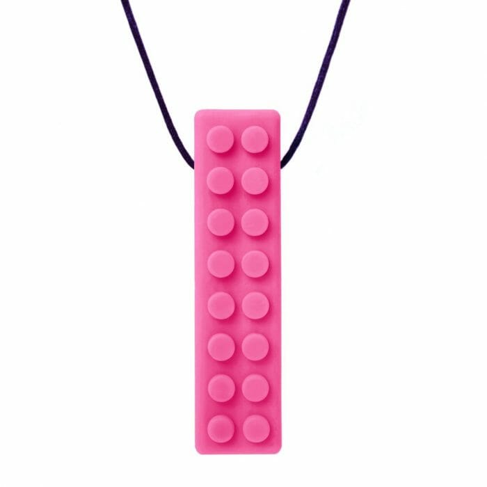 La chaîne à mâcher Brick Stick d’Ark est un bijou à mâcher long, ressemblant à un bloc de construction pour enfants ayant besoin de mâcher. La texture de ce dispositif Lego à mâcher procure des stimuli tactiles