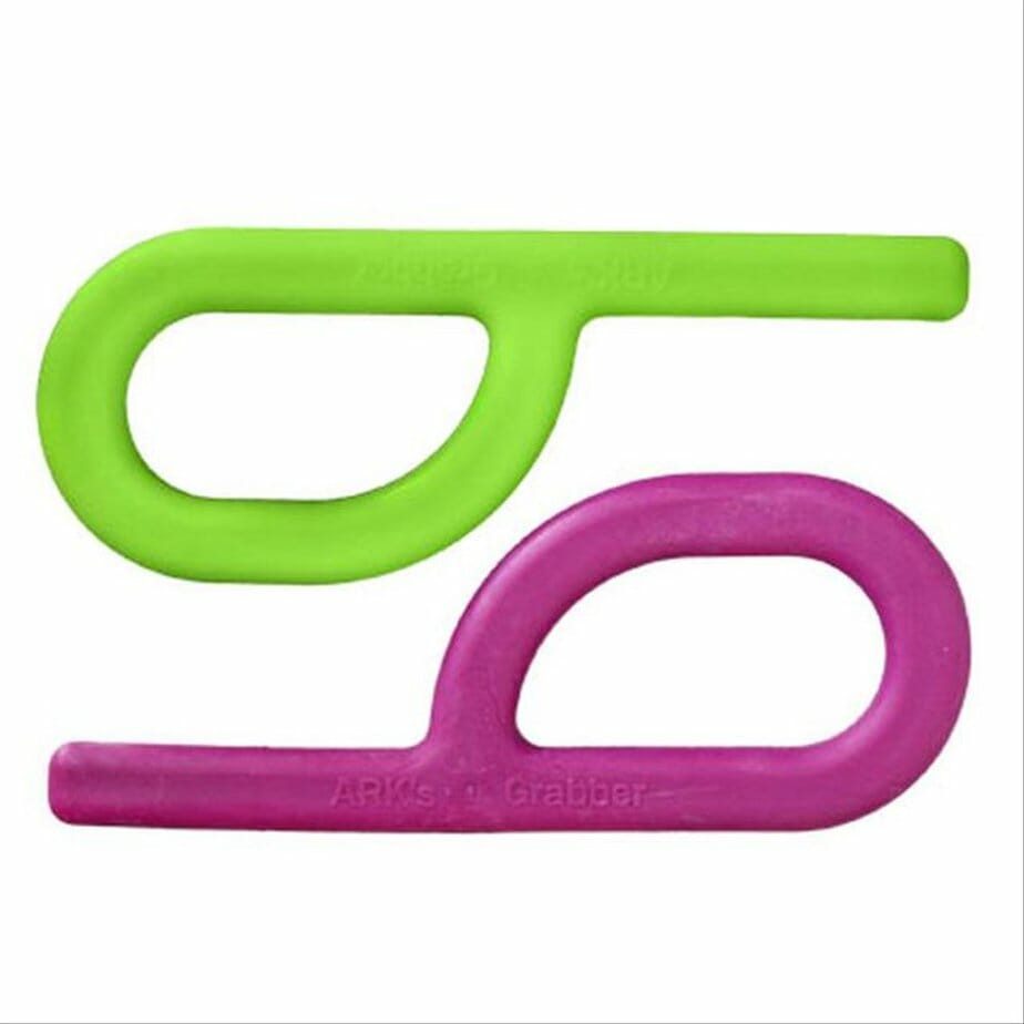 L’Ark Therapeutic Grabber a un design en forme de P. La boucle facilite la maintien. La barre longue permet d’atteindre les molaires arrière. Avez-vous besoin de mâcher ? Utilisez le Grabber comme alternative sûre au fait de mâchouiller les mains, les t-shirts, les crayons, etc.