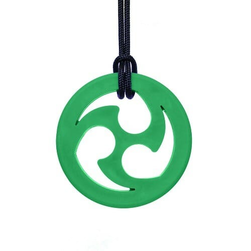 La chaîne de mastication ninja d’Ark therapeutic est difficile pour les filles et les garçons. En raison des ouvertures dans la conception un peu moins adapté pour les vrais mâcheurs robustes.