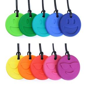 Le collier à mâcher Smiley d’Ark est sûr de mettre un sourire sur votre visage